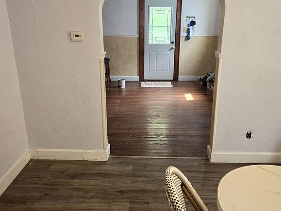 3rd image of 2910 Newton Ave