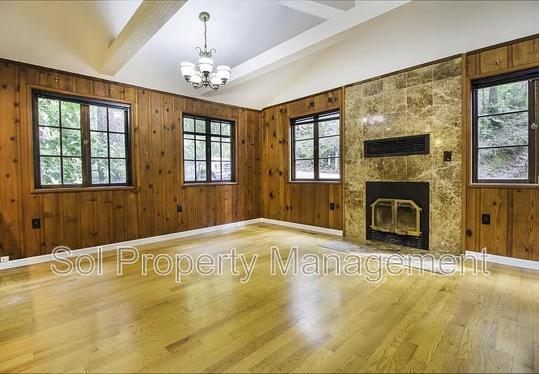 153 Pine Ave — Photo 2