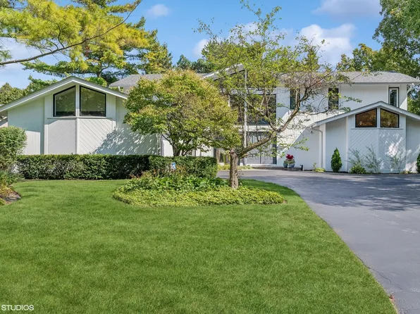 1055 Julia Ct, Glencoe, IL 60022