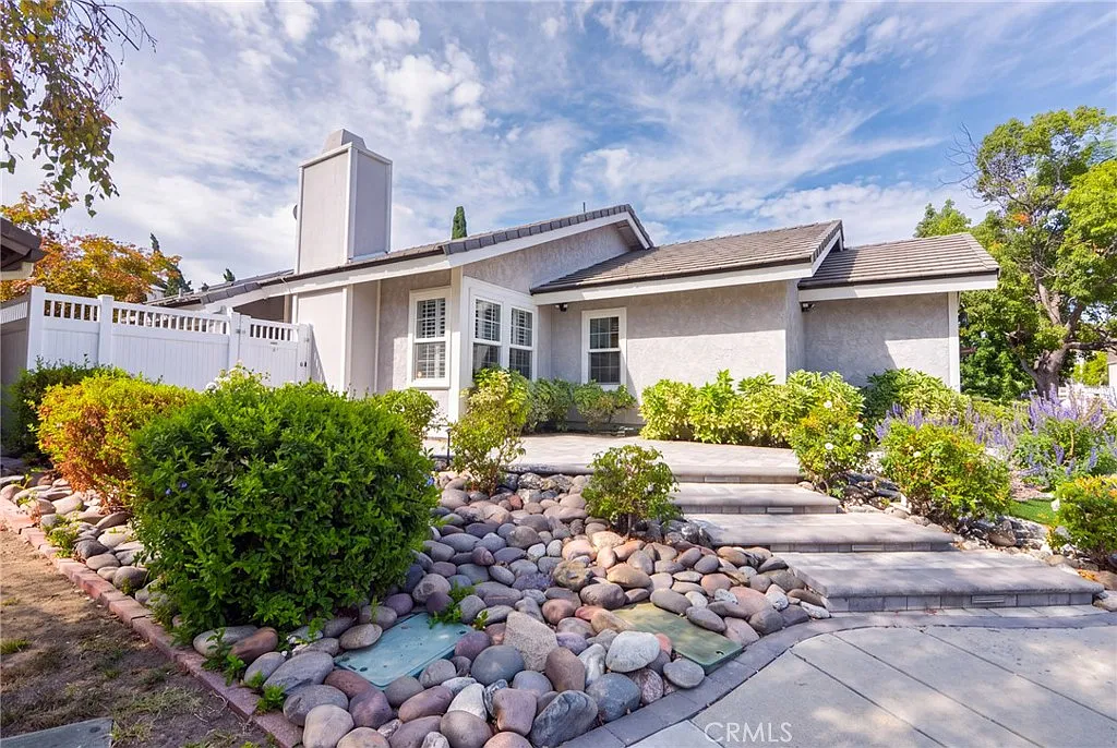 4 bed, 1906 sqft, $5,600 — Photo 2
