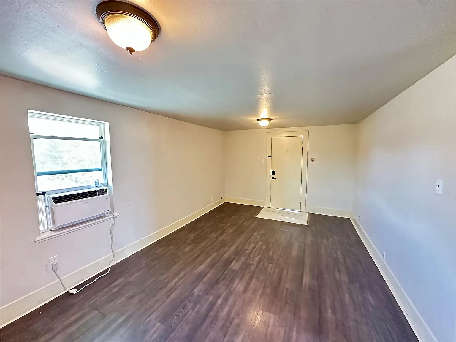 2 bed, 1.0 bath, 786 sqft, $1,100 — Photo 4