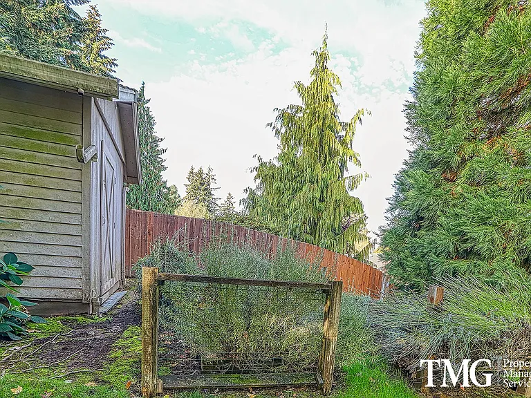 11004 NE Sherwood Dr — Photo 32