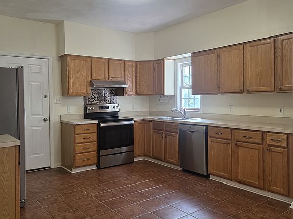 3rd image of 172 Kingston Dr
