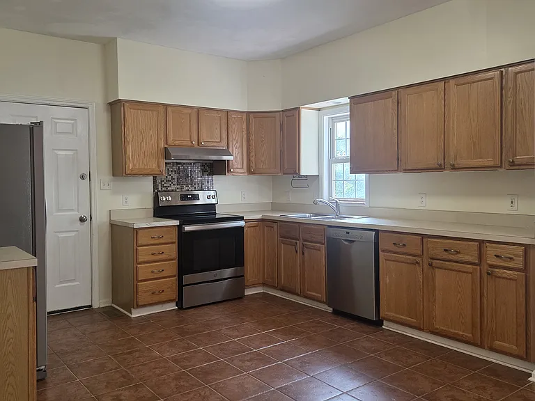 172 Kingston Dr — Photo 3