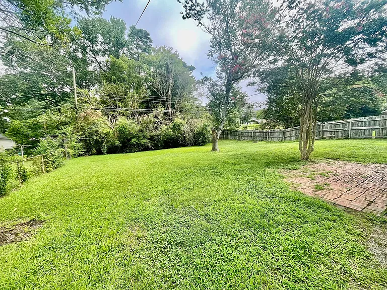 4205 Oak Forest Dr — Photo 2