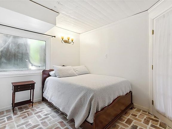 2nd image of 4900 Saint Charles Ave #B
