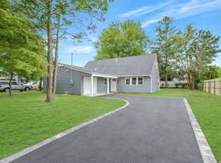 12 Portside Dr, Holbrook, NY 11741