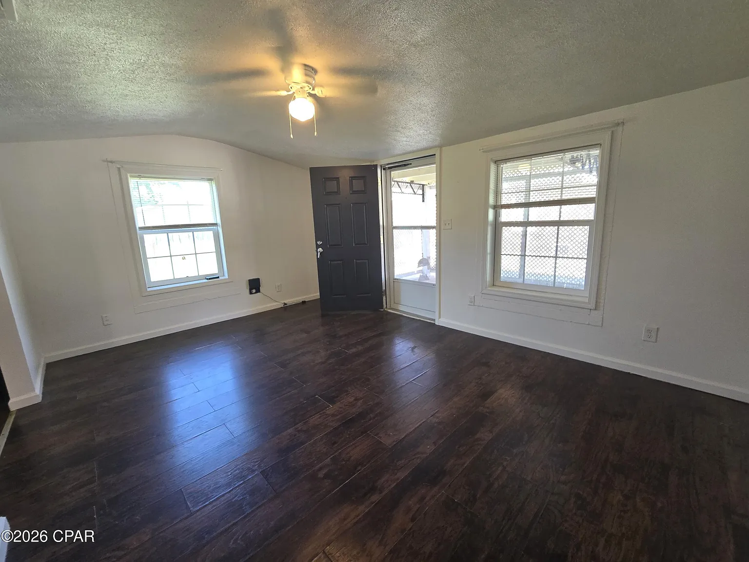 2 bed, 1.0 bath, 950 sqft, $975 — Photo 2