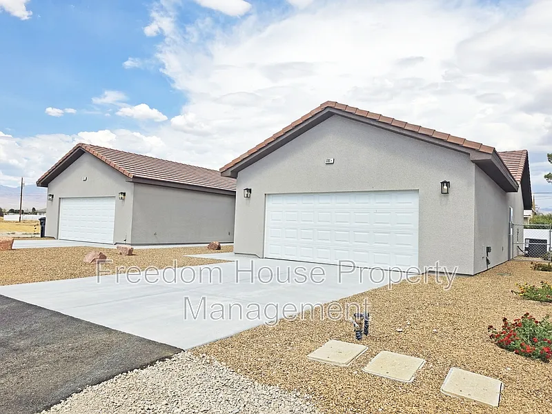 3 bed, 2.0 bath, 1097 sqft, $1,591 — Photo 4