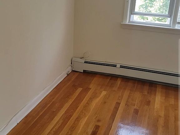 3rd image of 91111 Clarendon Ave #1
