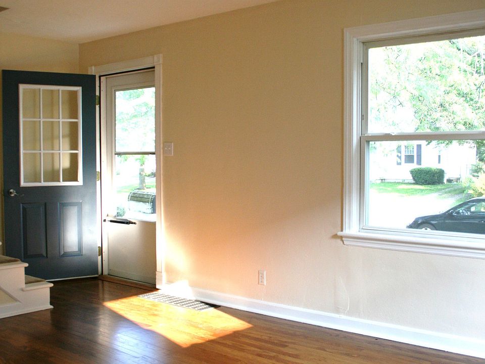 1st image of 912 W 10th Ave