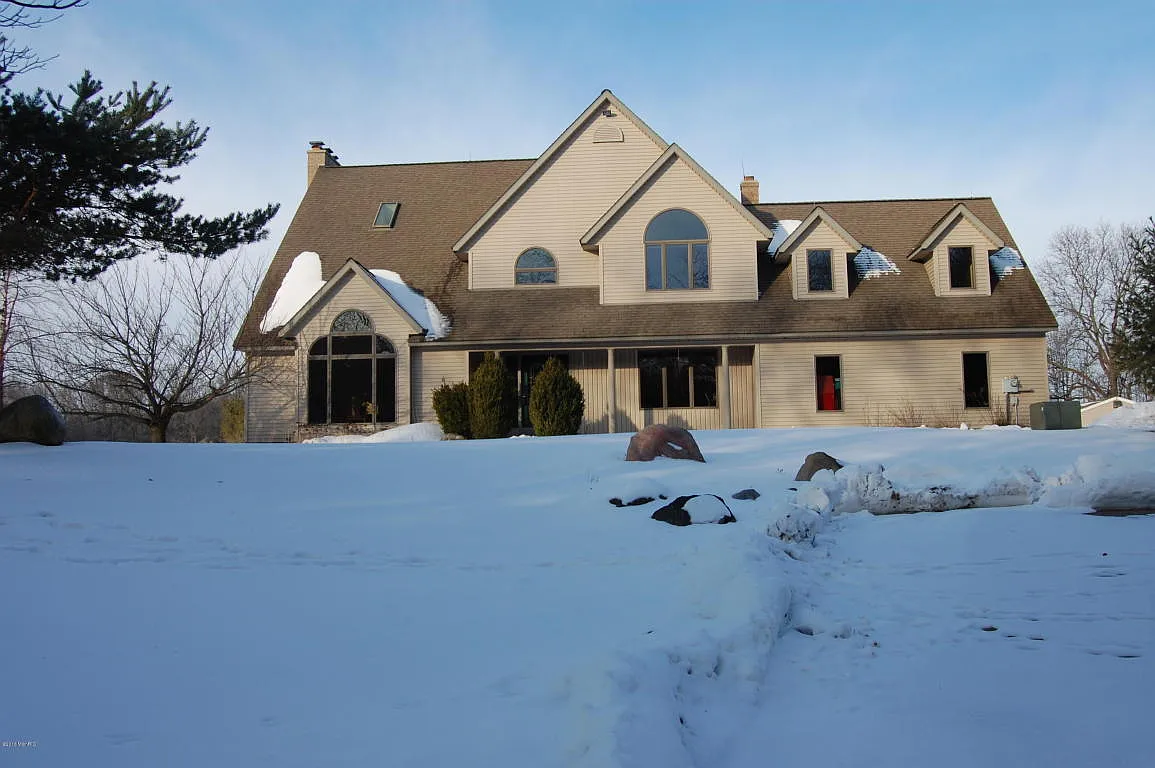 3389 Fallasburg Park Dr NE photo 1