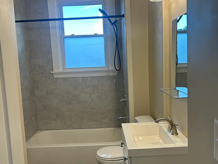 2033 Weyer Ave #B — Photo 10