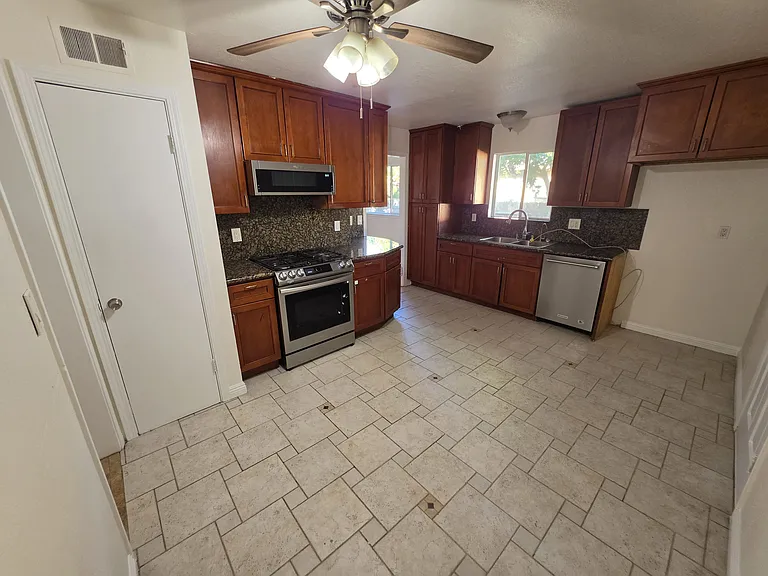 381 Marylinn Dr — Photo 10