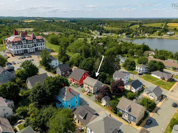 55 Lawrence St, Lunenburg, NS B0J 2C0
