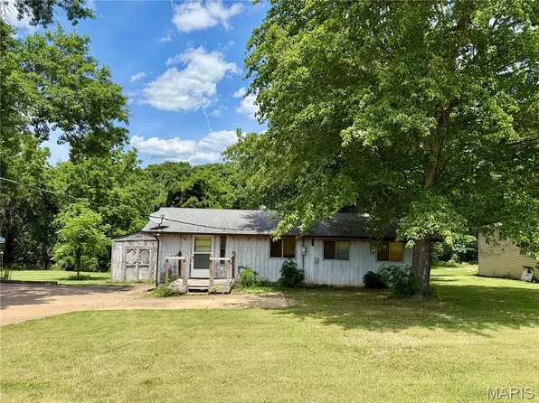 13332 E Sunrise Lake Dr, De Soto, MO 63020