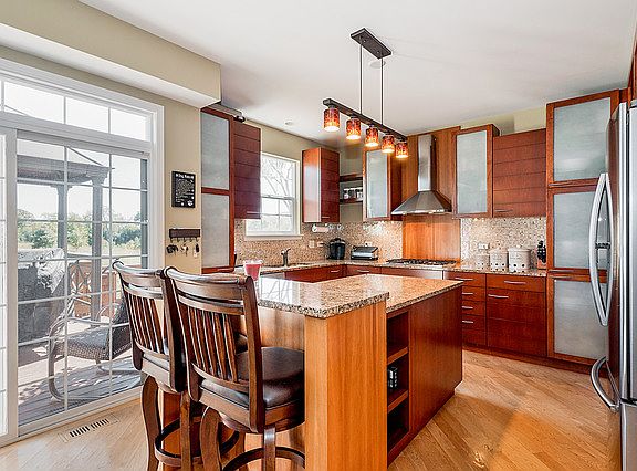 5th image of 327 Emerald Dr