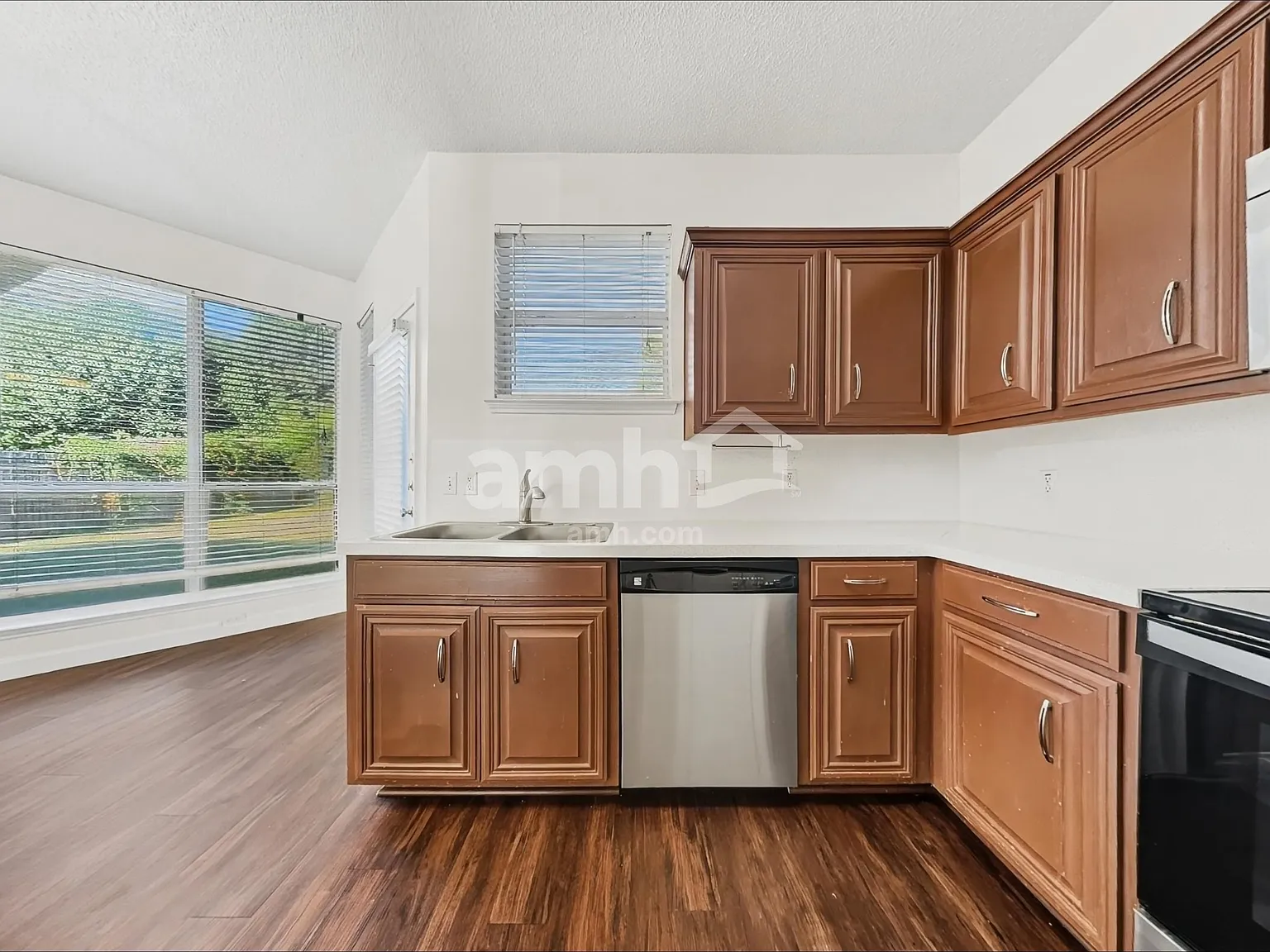 3 bed, 2.5 bath, 1730 sqft, $2,160 — Photo 3