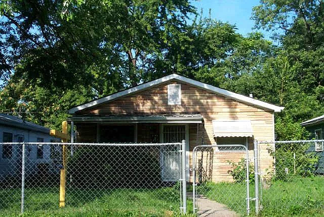 2122 N White Ave photo 1