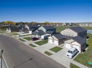 813 40th St E, Williston, ND 58801