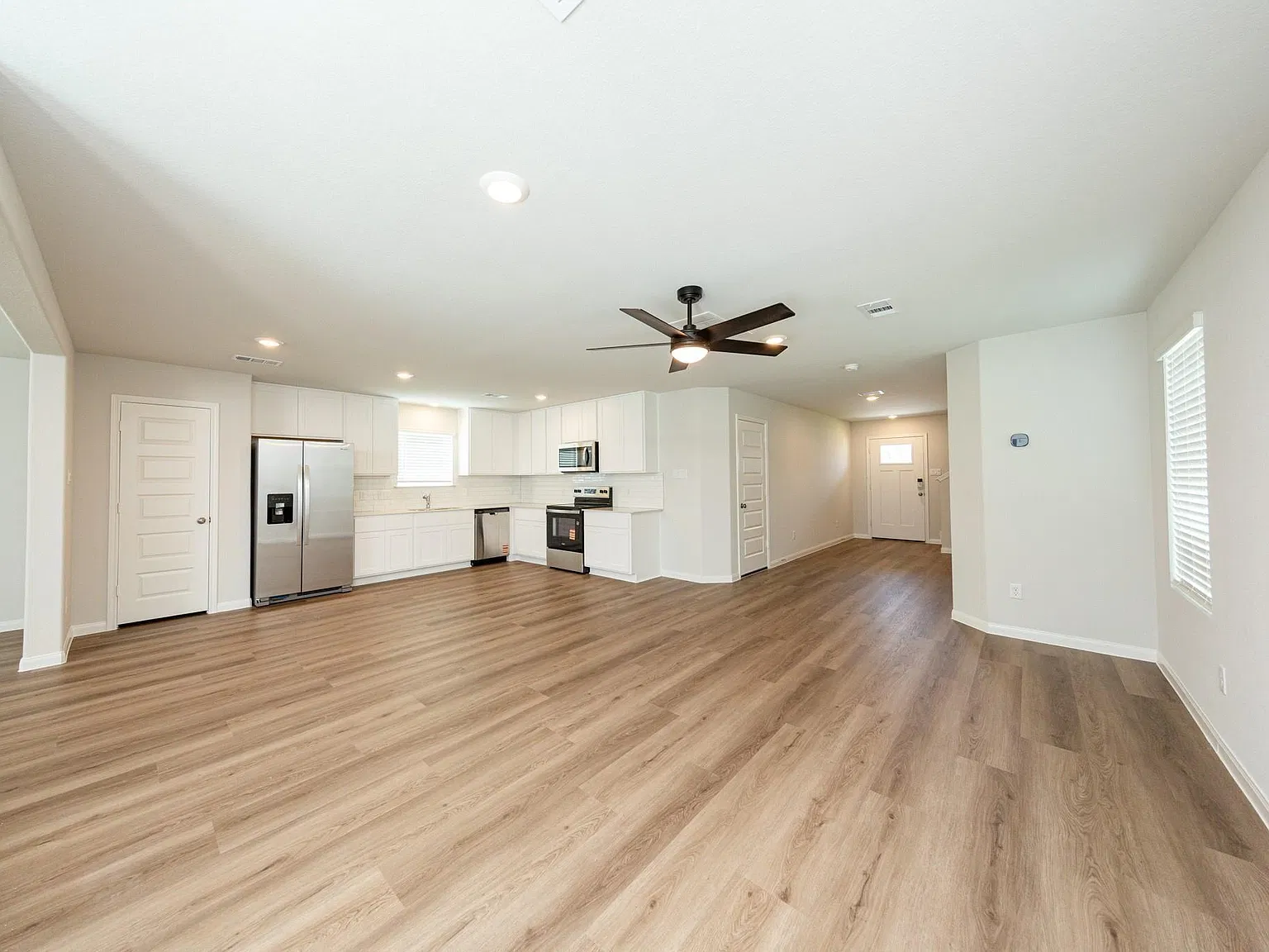 3 bed, 2.5 bath, 1841 sqft, $1,950 — Photo 4