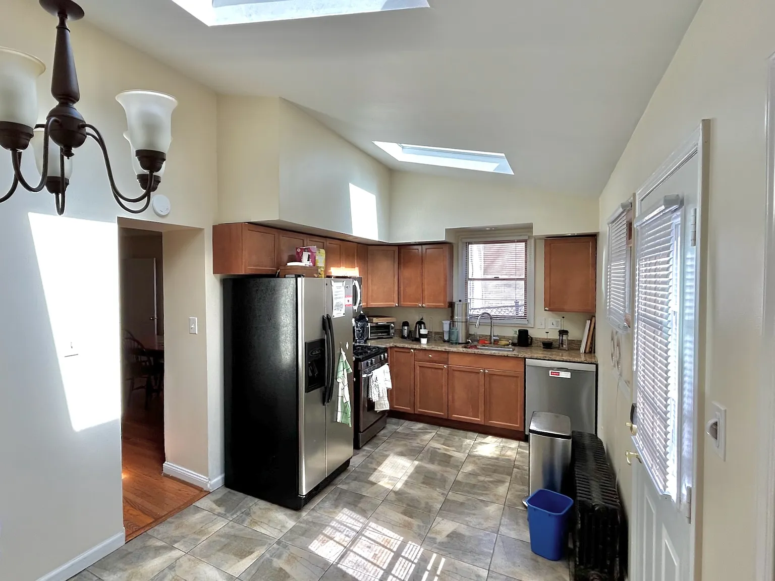 3 bed, 2400 sqft, $825 — Photo 3
