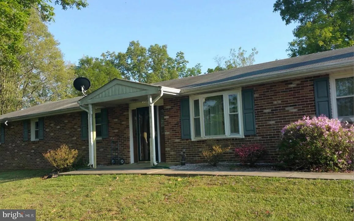 3 bed, 1711 sqft, $3,200 — Photo 2