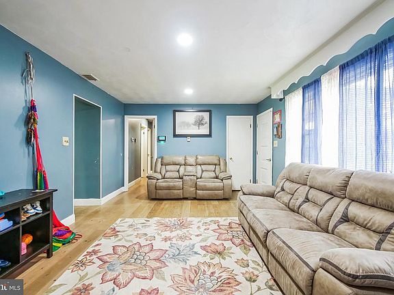 4th image of 323 Russelcroft Rd