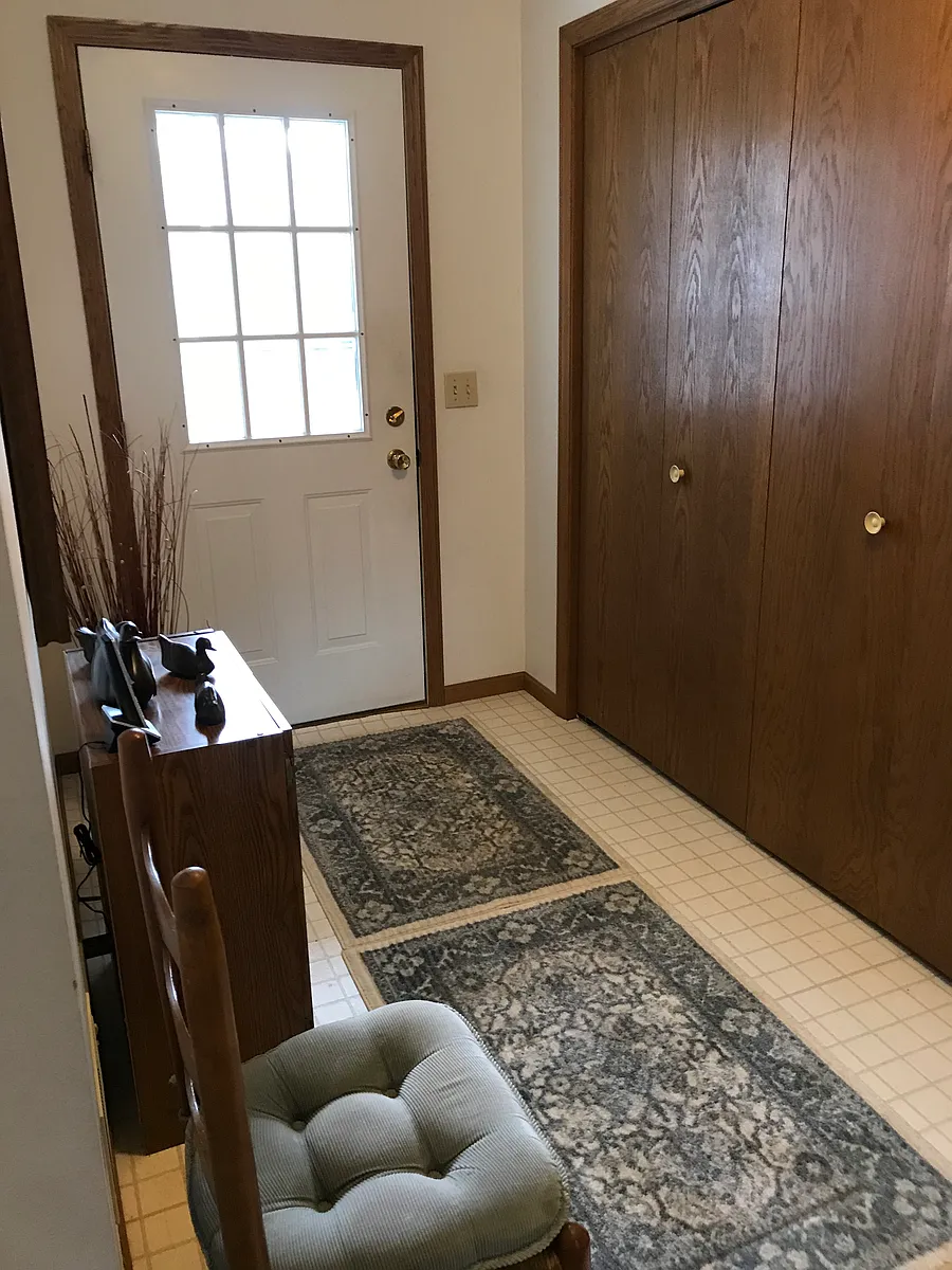 foyer with large coat closet - 1515 S Minnesota St