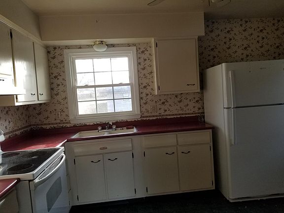 3rd image of 700 Parkside Dr