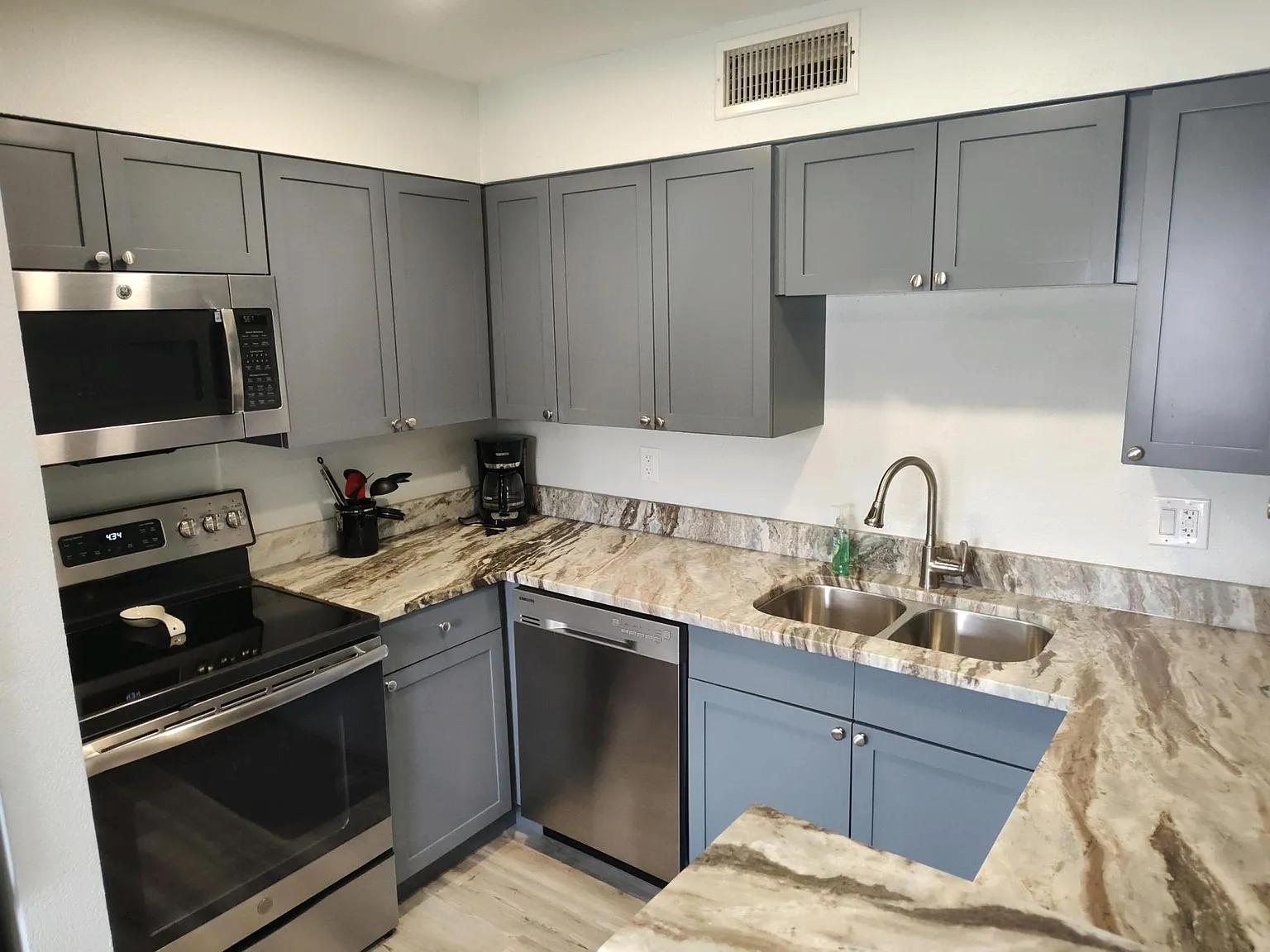2 bed, 774 sqft, $2,850 — Photo 3