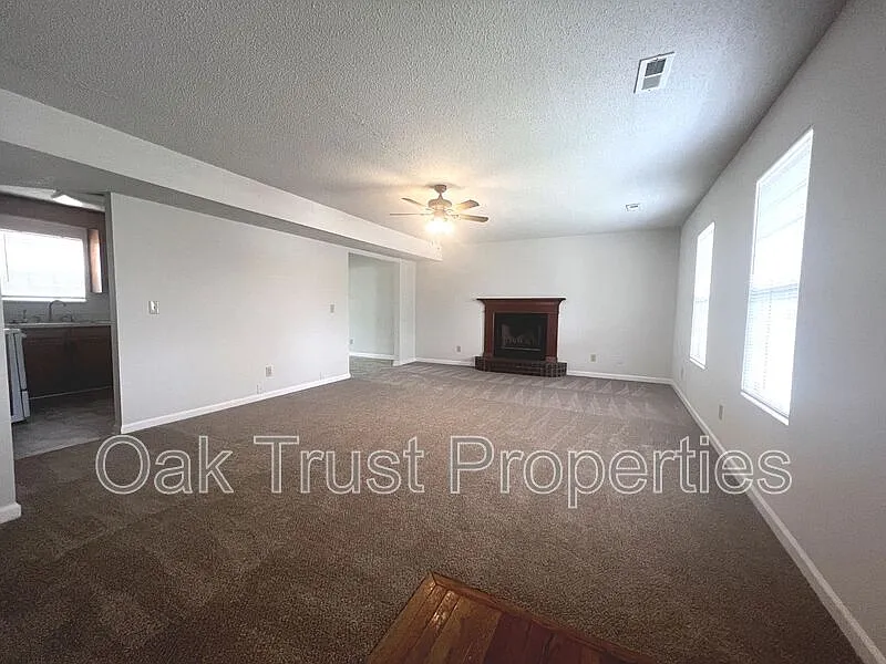 4 bed, 2.5 bath, 2100 sqft, $2,475 — Photo 3