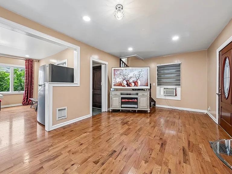 1425 Kenmore Ave — Photo 2