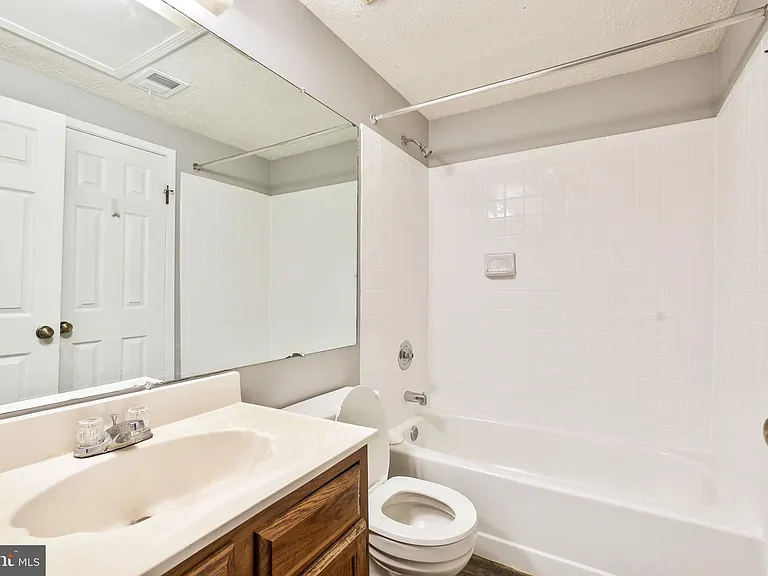 1915 Belmont Ridge Ct — Photo 27