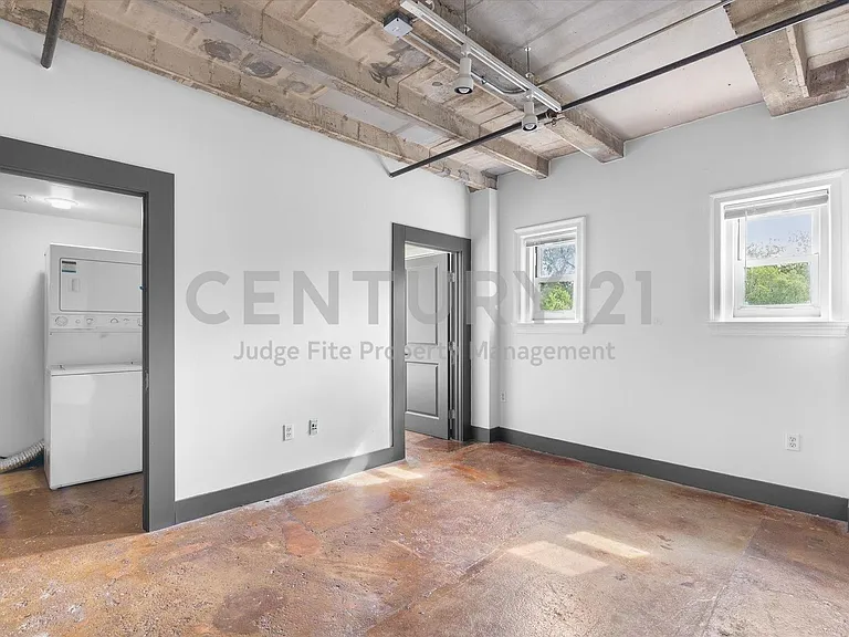 329 E Colorado Blvd #202 — Photo 8