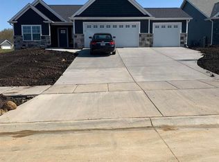 6233 Deere Creek Ln, Davenport, IA