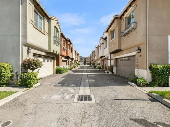 7600 N Courage Way, Van Nuys, CA 91405