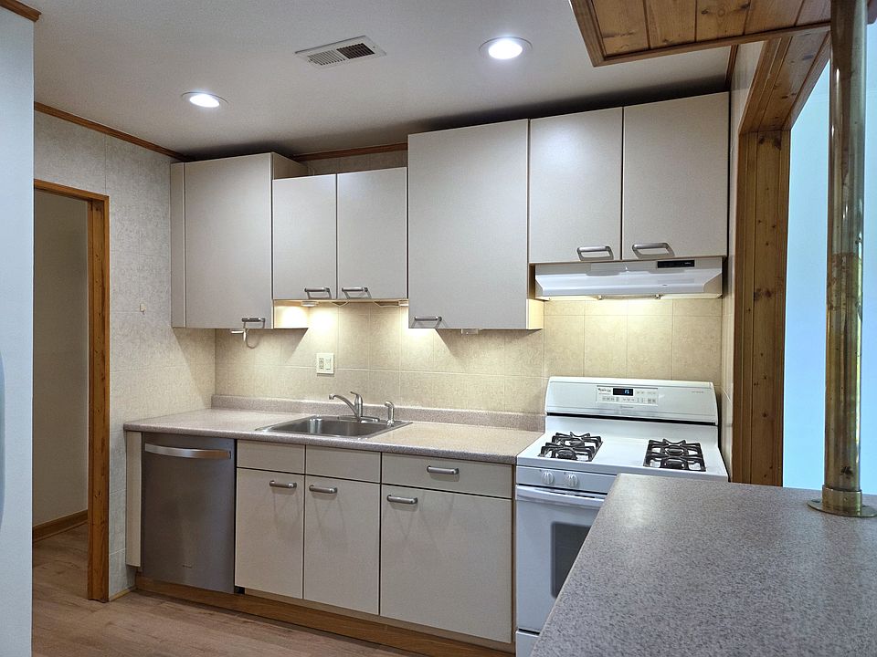 1st image of 173 Echelon Rd APT 6