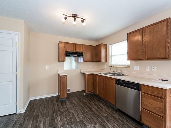 3rd image of 8 Hoover Pl