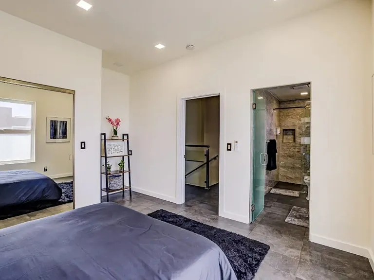 2335 Market St — Photo 15