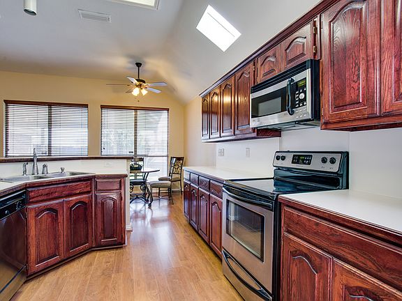 4th image of 2041 Camelot Dr
