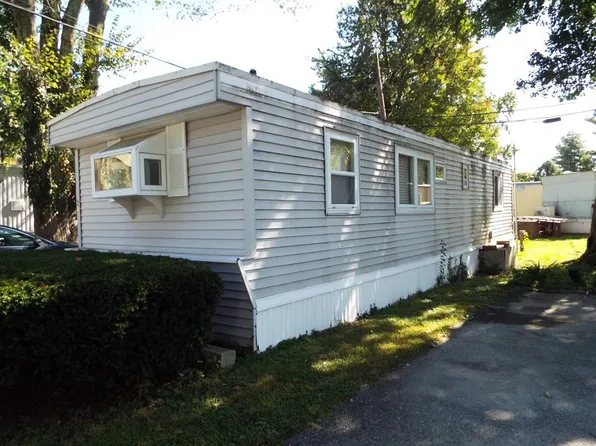 1515 Vfw Pkwy Trailer R20, West Roxbury, MA 02132