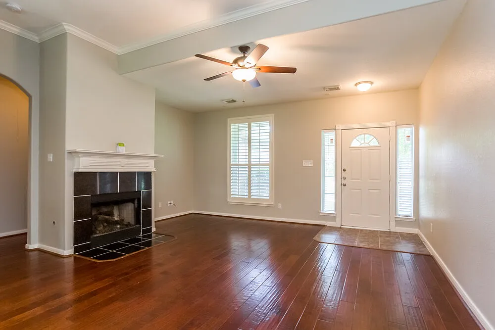3 bed, 2.0 bath, 1639 sqft, $1,900 — Photo 3