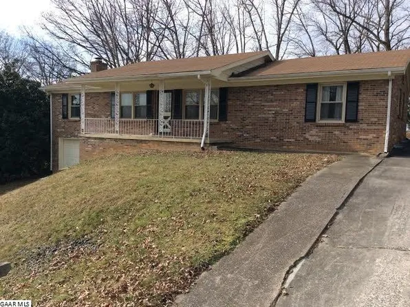 587 Hilltop Dr, Staunton, VA 24401