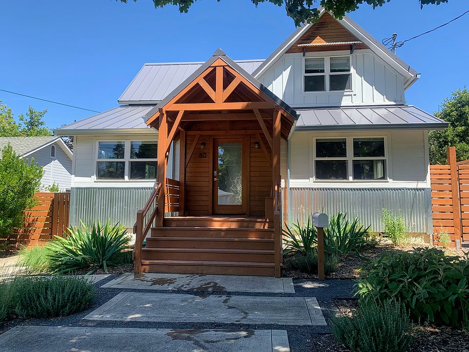 Charming 1906 farmhouse in Ashland's Railroad District.