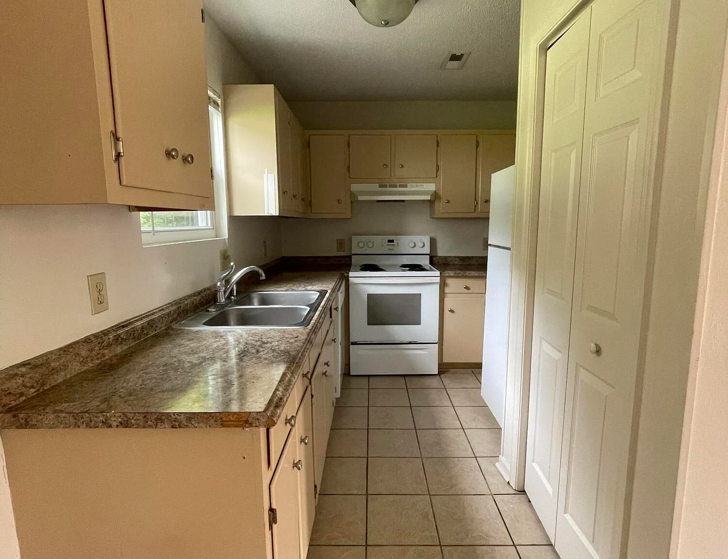 1 bed, 1.0 bath, $825 — Photo 2