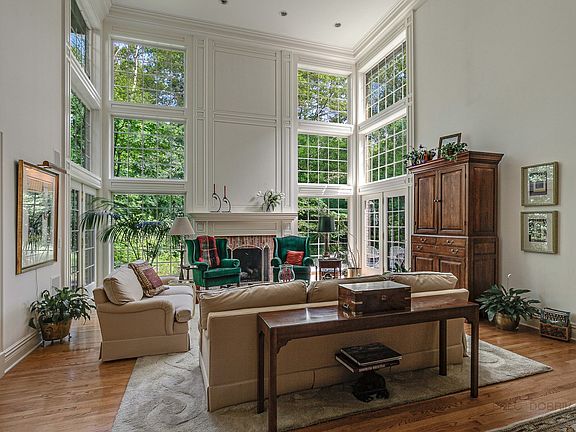 5th image of 366 Belle Foret Dr