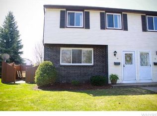 10 Parkview Ct, Lancaster, NY 14086