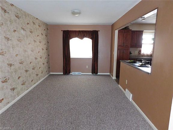 3rd image of 230 Hemlock Dr