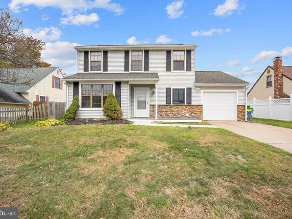 560 Fernwood Ln, Fairless Hills, PA 19030
